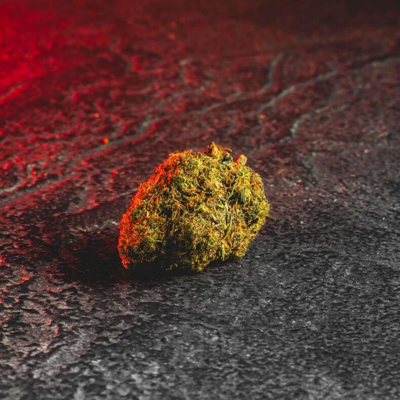 Flori de canabis AK-47 cu CB9 de la Kratom World, prezentate în ambalajul original