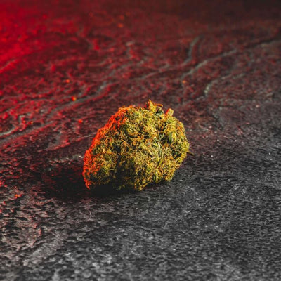 Flori de canabis AK-47 cu CB9 de la Kratom World, prezentate în ambalajul original