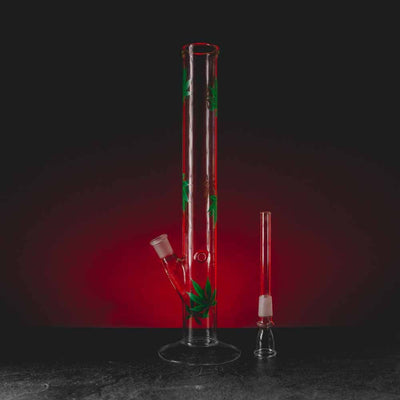 Bong din sticlă Ganja, prezentat ca accesoriu pentru fumat