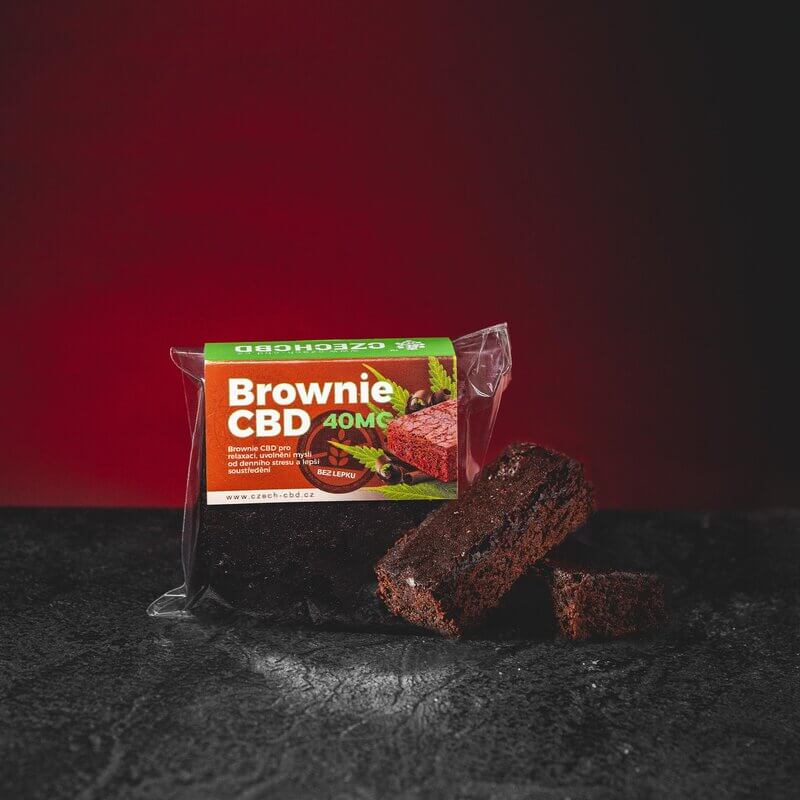 Brownie cu 40 mg CBD de la Kratom World, prezentat ca desert comestibil