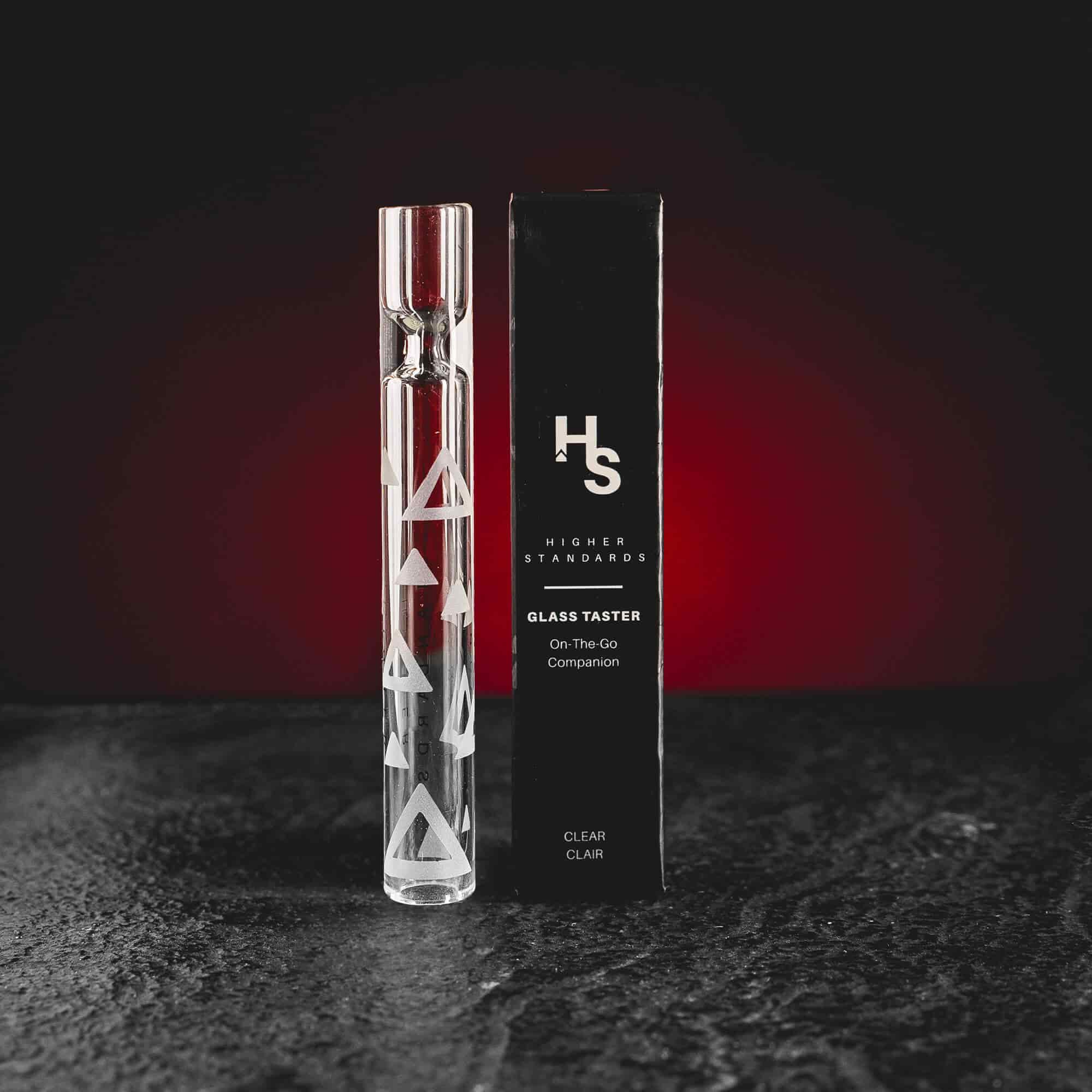 Pipă din sticlă HS de la Kratom World, prezentată ca accesoriu pentru flori
