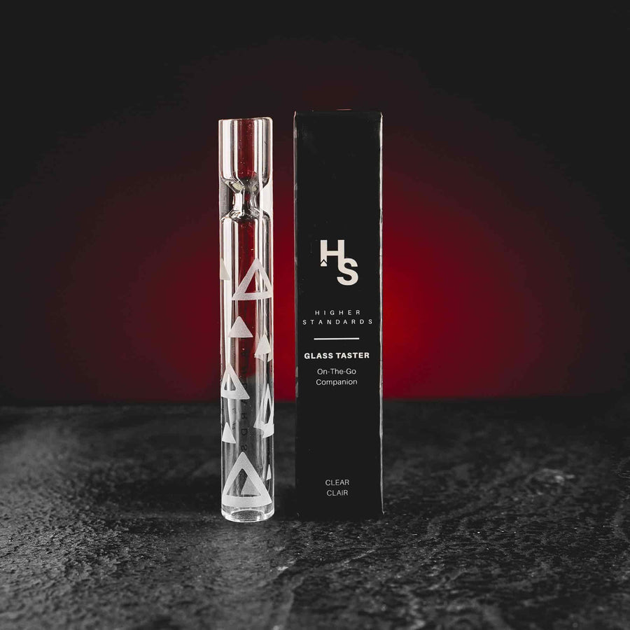 Pipă din sticlă HS de la Kratom World, prezentată ca accesoriu pentru flori
