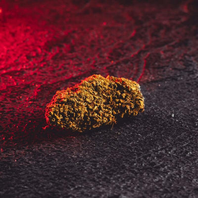 Detaliu al florilor Harlequin cu CBD de la Kratom World