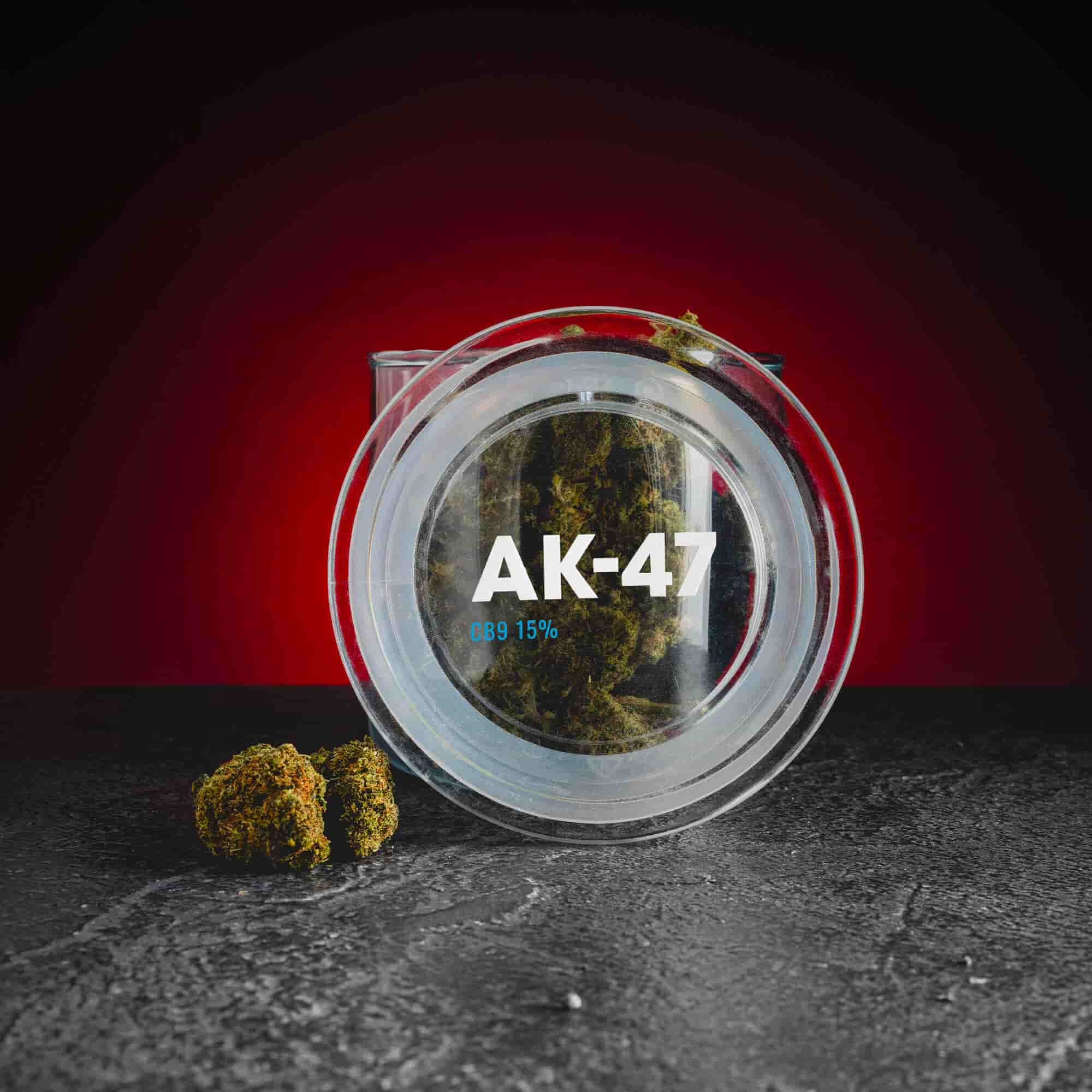 Produs AK47 cu cannabinoid CB9 de la Kratom World, prezentat în ambalajul original