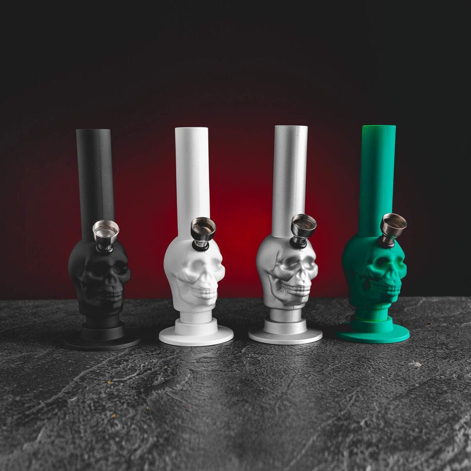 Bong Champ High Skull de la Kratom World, cu design în formă de craniu și detalii decorative