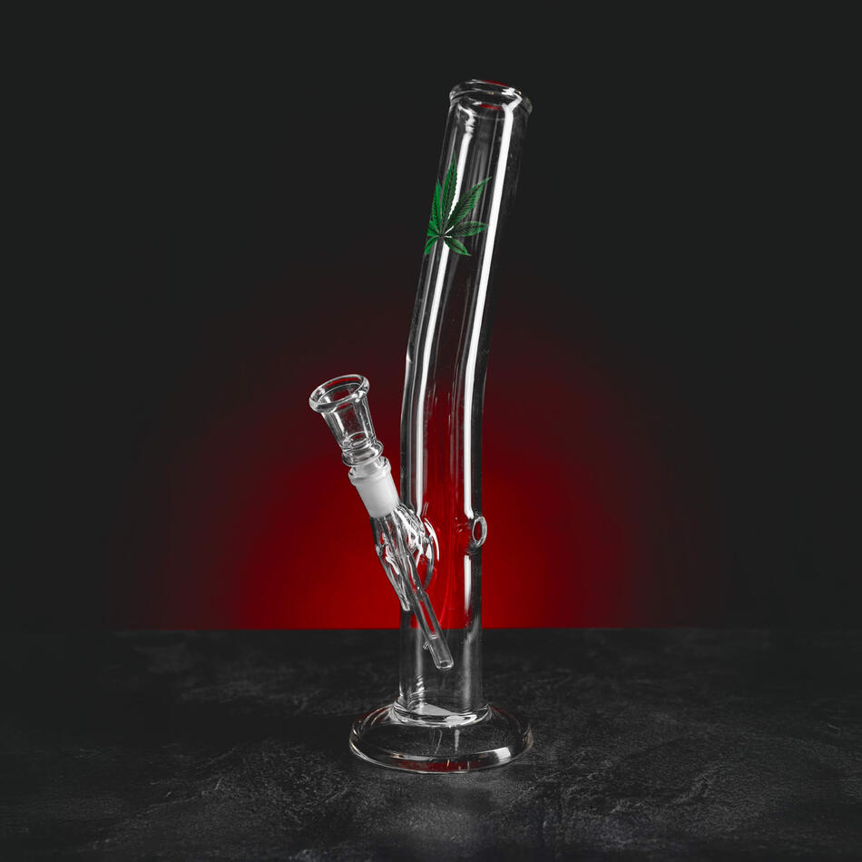 Bong Green Leaves de la Kratom World, prezentat ca accesoriu pentru fumat