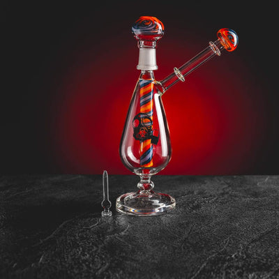 Bong Growman de la Kratom World cu design Wine Glass, prezentat ca accesoriu pentru produse cu CBD și canabinoizi