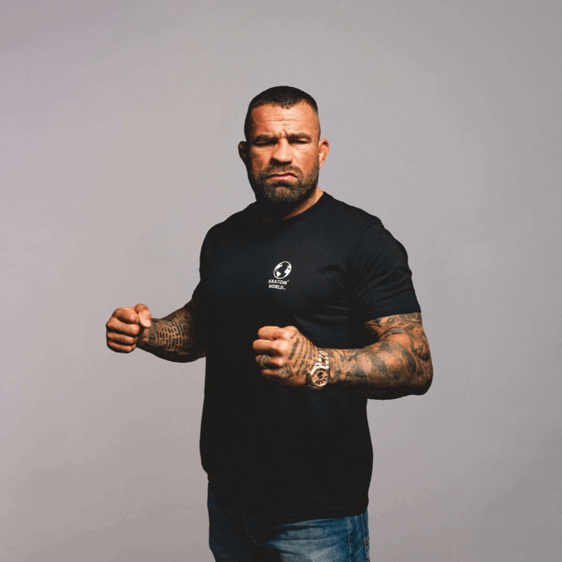 Tricou verde pentru bărbați Kratom World din colecția Karlos Vemola OSS, vedere din față