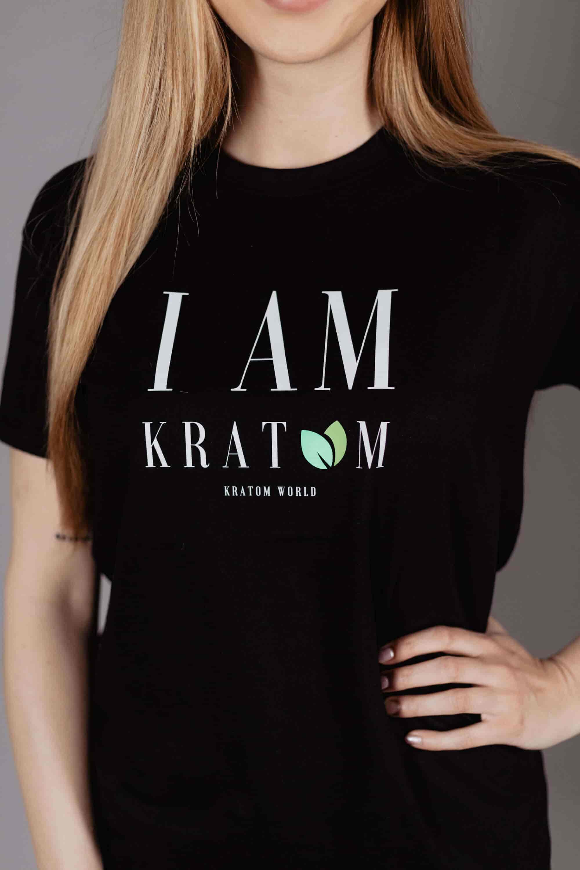 Detaliu al tricoului pentru femei Kratom World cu design I Am Kratom