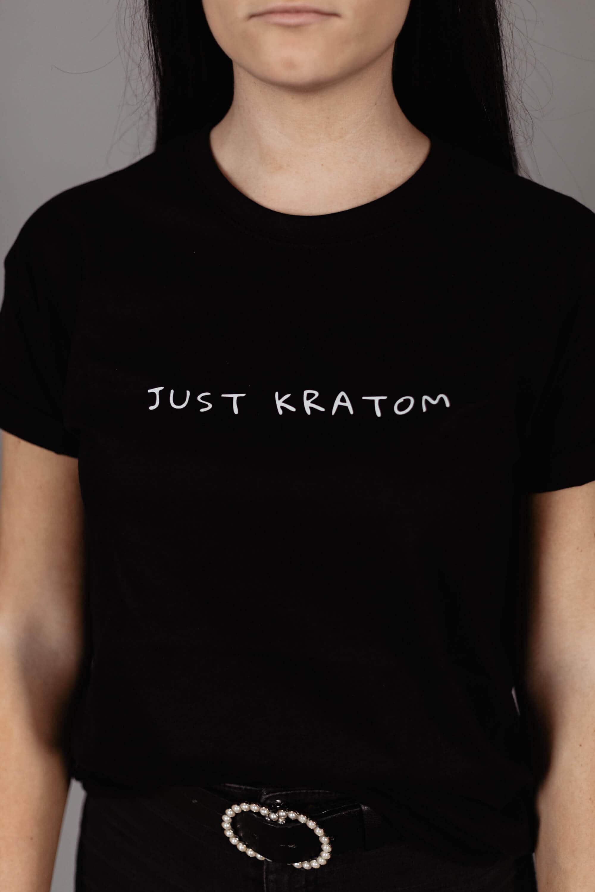 Detaliu al tricoului pentru femei Kratom World cu design Just Kratom