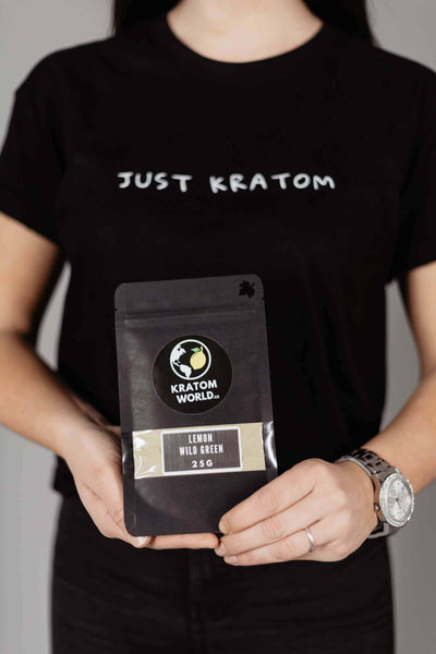 Tricou pentru femei Kratom World cu design Just Kratom și motiv inspirat de kratom aromatizat
