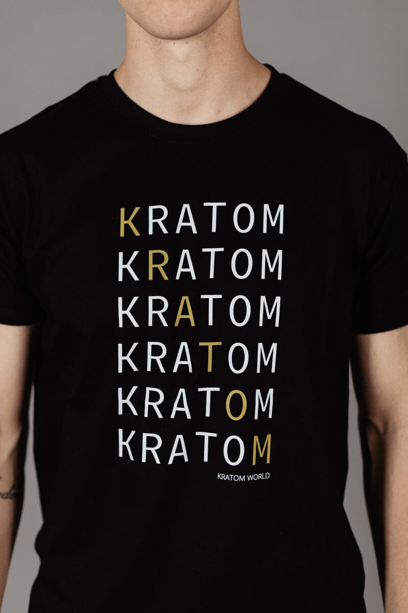 Detaliu al tricoului Kratom World cu design Kratom
