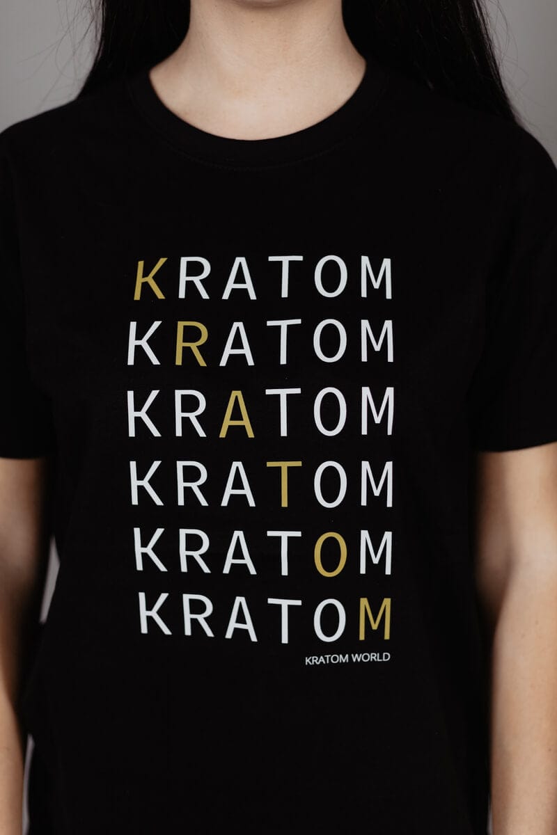 Detaliu al designului tricoului pentru femei Kratom World cu motiv Kratom