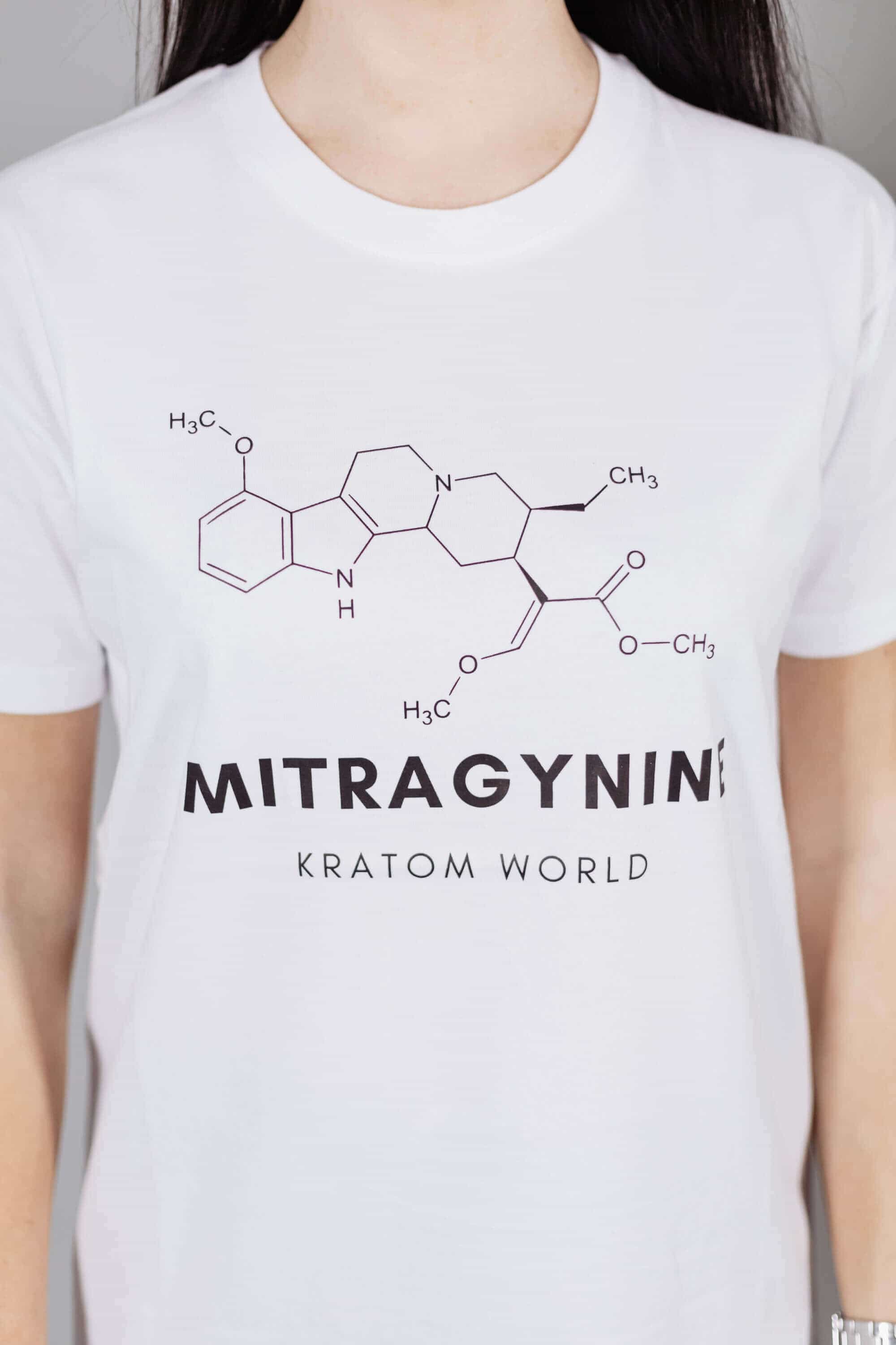 Detaliu al tricoului pentru femei Kratom World cu design Mitragynine