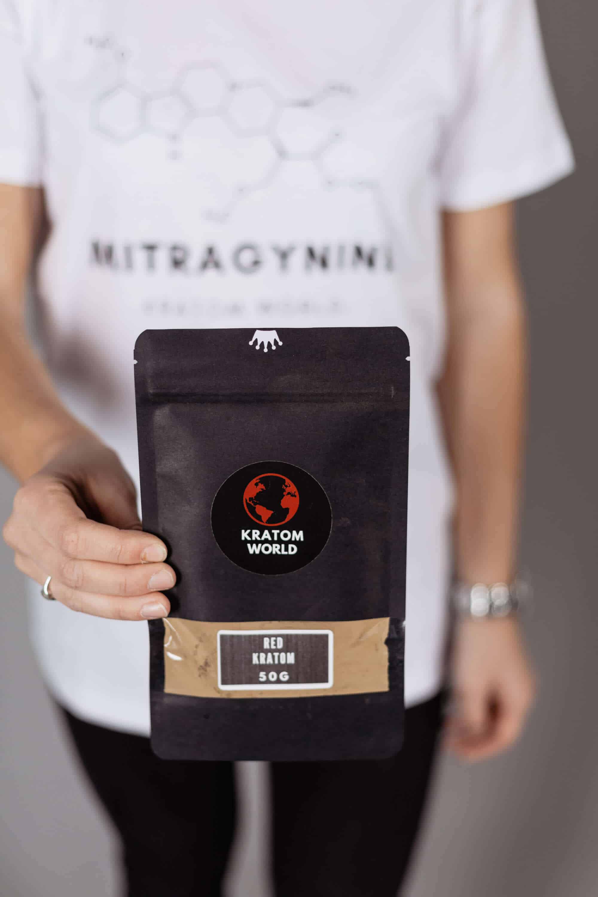 Tricou pentru femei Kratom World cu design Mitragynine și motiv inspirat de kratom aromatizat