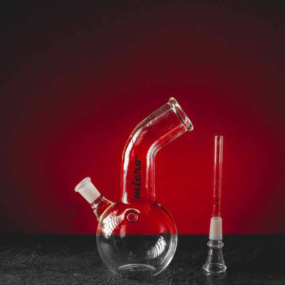 Bong Micro 2 din sticlă de la Kratom World, cu design compact