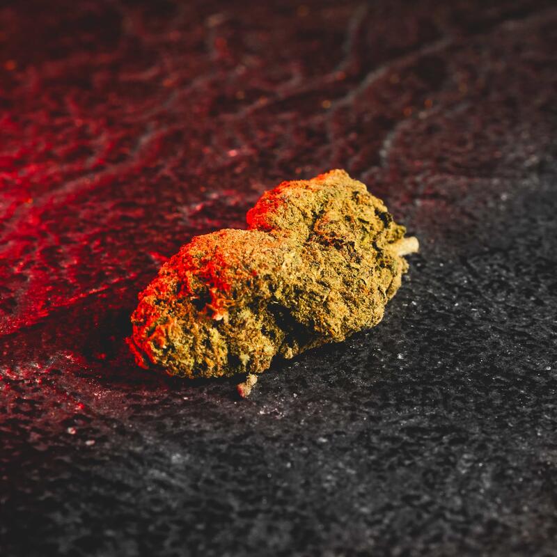 Detaliu al florilor Moonrock cu CBD de la Kratom World, prezentate în prim-plan