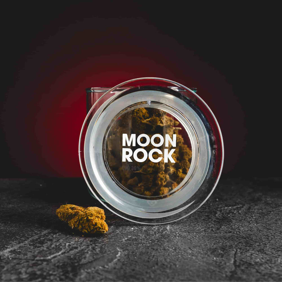 Flori Moonrock cu CBD de la Kratom World, prezentate în ambalajul original