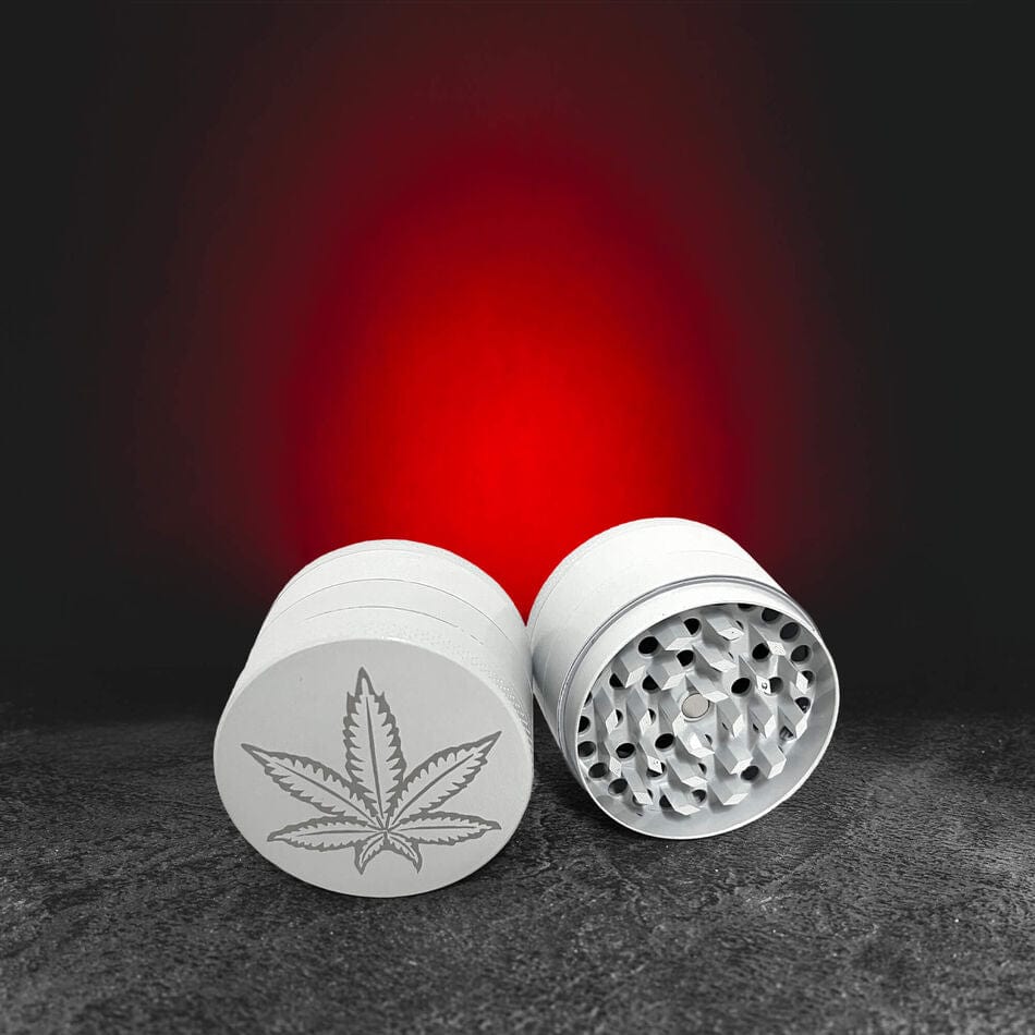 Râșniță metalică neagră de la Kratom World, prezentată în detaliu