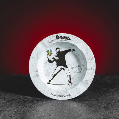 Scrumieră Kratom World cu design floral inspirat de Banksy