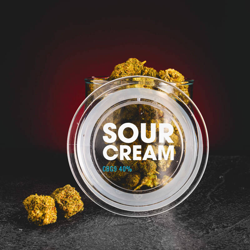 Flori Sour Cream cu CBD și CBG9 de la Kratom World, prezentate în ambalajul original