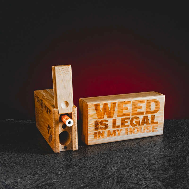 Țigară Super Puff 2 cu HHC și CBD de la Kratom World, prezentată în ambalajul original