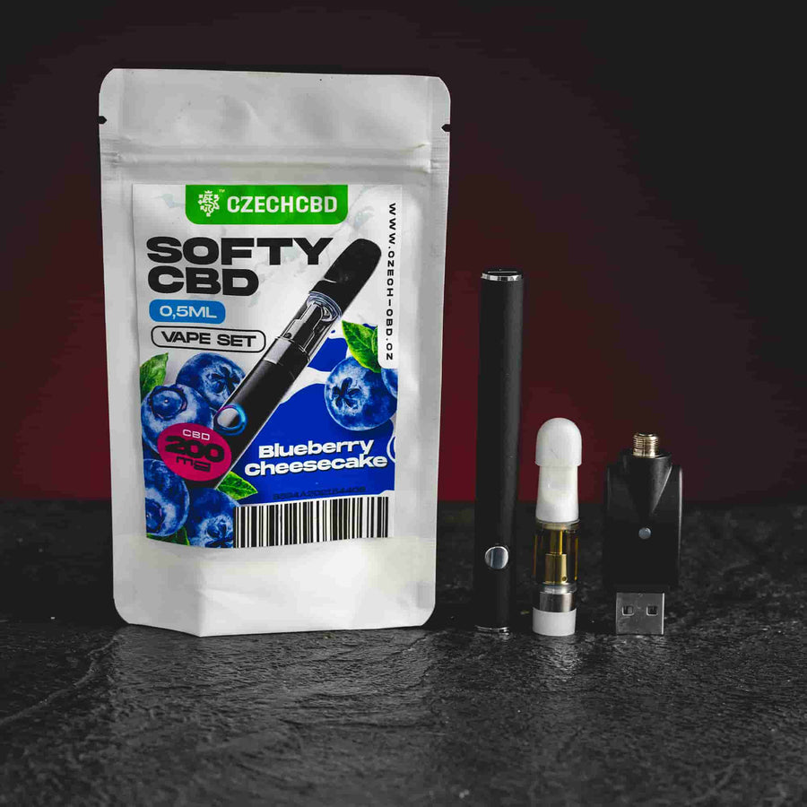 Set vape Softy CBD Blueberry Cheesecake de la Kratom World, cu lichid CBD și aromă de afine și cheesecake