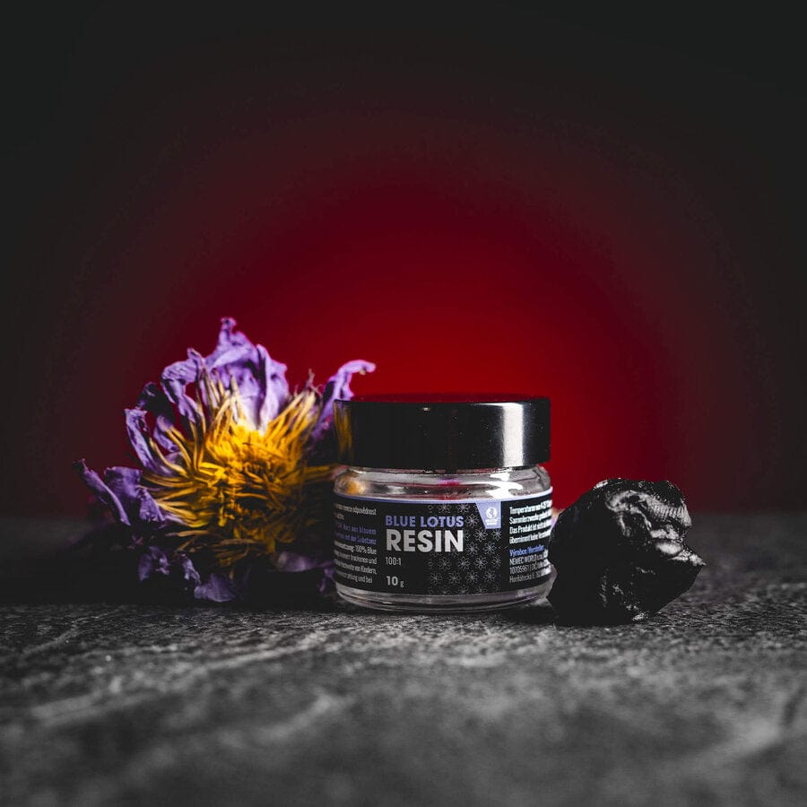 Rășină cu extract de Lotus Albastru de la Kratom World, obținută din ingrediente atent selecționate.