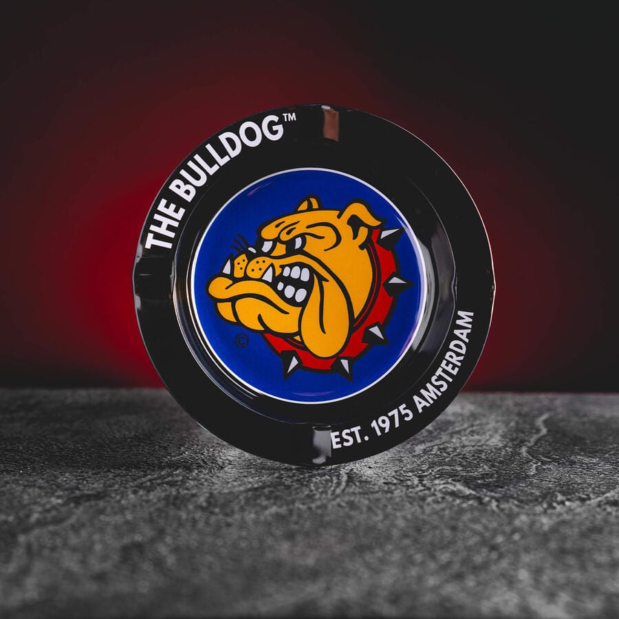 Scrumieră neagră The Bulldog de la Kratom World, cu design elegant și rezistent.