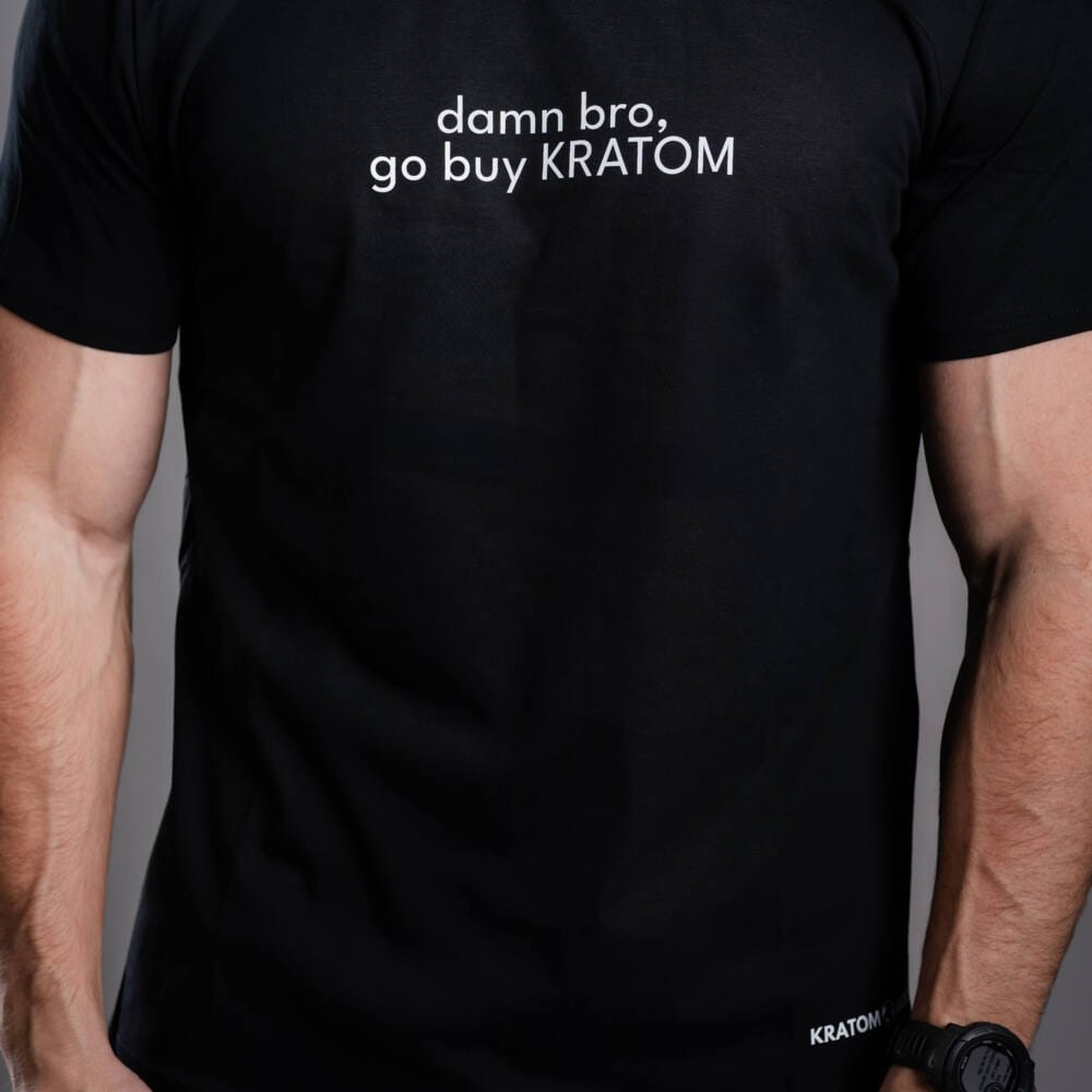 Tricou pentru bărbați negru Kratom World Damn Bro Go Buy Kratom, merch streetwear pentru iubitorii de kratom, detaliu de aproape