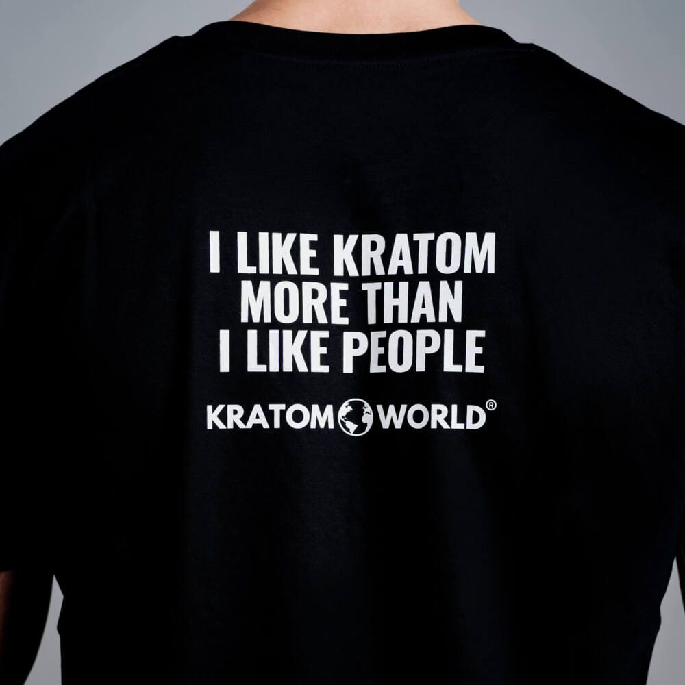 Tricou pentru bărbați negru Kratom World I Like Kratom More Than I Like People, merch streetwear pentru iubitorii de kratom, detaliu de aproape