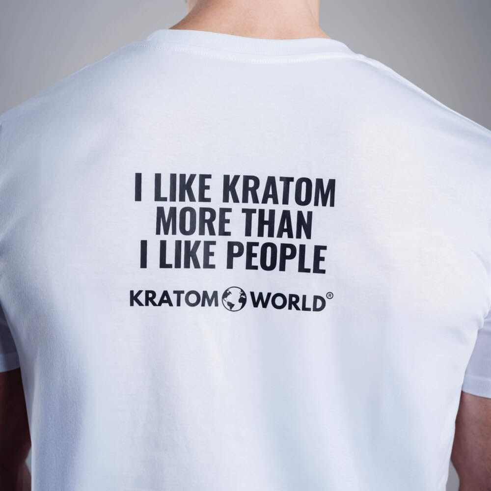 Tricou pentru bărbați Kratom World I Like Kratom More Than I Like People, merch streetwear pentru iubitorii de kratom, detaliu de aproape
