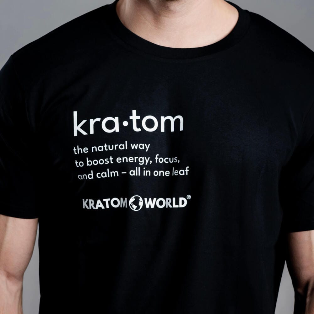 Tricou pentru bărbați negru Kratom World Kratom The Natural Way, merch streetwear pentru iubitorii de kratom, detaliu de aproape