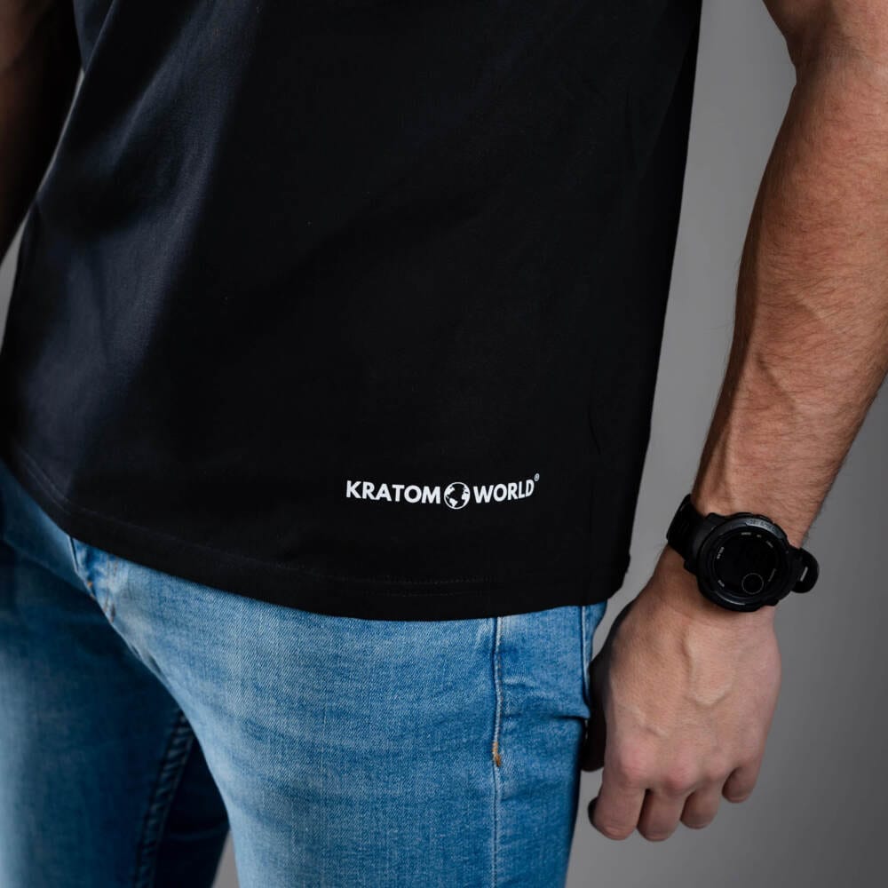 Tricou pentru bărbați negru Kratom World Kratom Verified, merch streetwear pentru iubitorii de kratom, detaliu de aproape