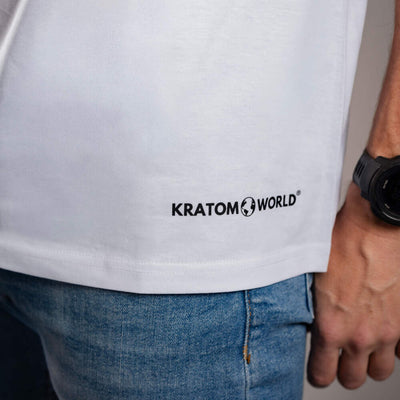 Tricou pentru bărbați Kratom World Kratom Verified, merch streetwear pentru iubitorii de kratom, detaliu de aproape