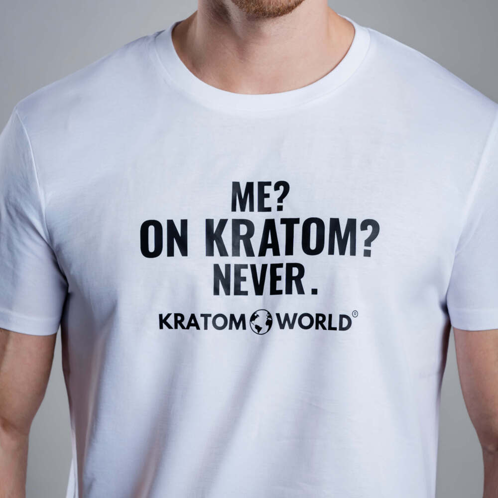 Tricou pentru bărbați Kratom World Me On Kratom Never, merch streetwear pentru iubitorii de kratom, detaliu de aproape