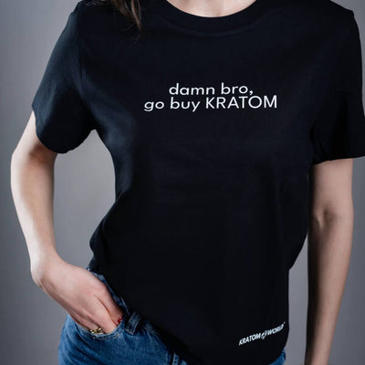Tricou de damă negru Kratom World Damn Bro Go Buy Kratom, merch streetwear pentru iubitorii de kratom, detaliu de aproape