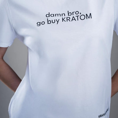 Tricou de damă Kratom World Damn Bro Go Buy Kratom, merch streetwear pentru iubitorii de kratom, detaliu de aproape