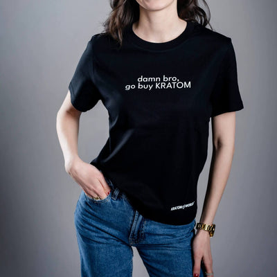 Tricou de damă negru Kratom World Damn Bro Go Buy Kratom, merch streetwear pentru iubitorii de kratom, detaliu
