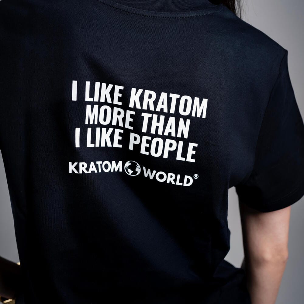 Tricou de damă negru Kratom World I Like Kratom More Than I Like People, merch streetwear pentru iubitorii de kratom, detaliu de aproape