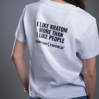 Tricou de damă Kratom World I Like Kratom More Than I Like People, merch streetwear pentru iubitorii de kratom, detaliu de aproape