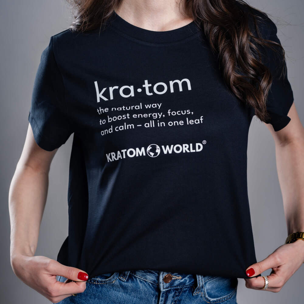 Tricou de damă negru Kratom World Kratom The Natural Way, merch streetwear pentru iubitorii de kratom, detaliu de aproape