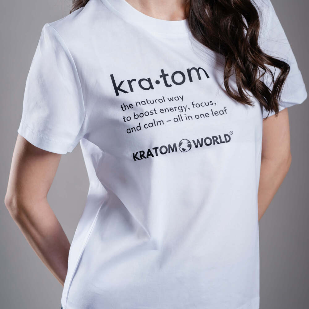 Tricou de damă Kratom World Kratom The Natural Way, merch streetwear pentru iubitorii de kratom, detaliu de aproape
