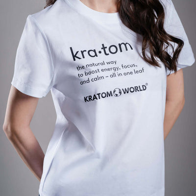 Tricou de damă Kratom World Kratom The Natural Way, merch streetwear pentru iubitorii de kratom, detaliu de aproape