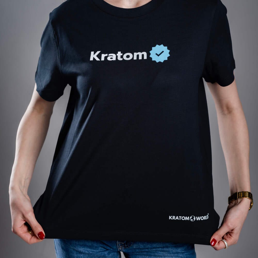 Tricou de damă negru Kratom World Kratom Verified, merch streetwear pentru iubitorii de kratom, detaliu de aproape