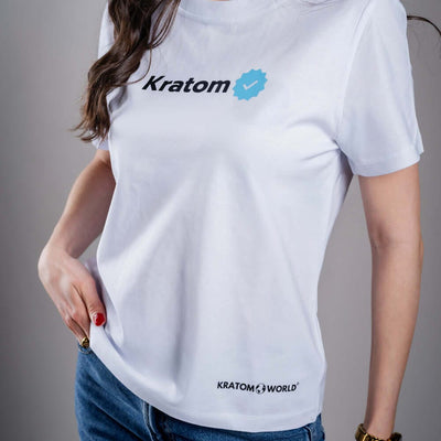 Tricou de damă Kratom World Kratom Verified, merch streetwear pentru iubitorii de kratom, detaliu de aproape