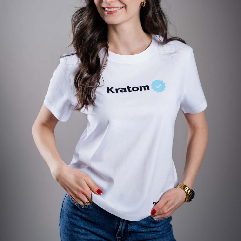 Tricou de damă Kratom World Kratom Verified, merch streetwear pentru iubitorii de kratom, detaliu