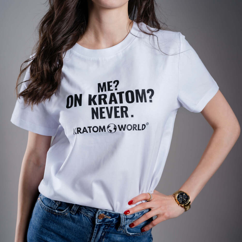Tricou de damă Kratom World Me On Kratom Never, merch streetwear pentru iubitorii de kratom, detaliu de aproape