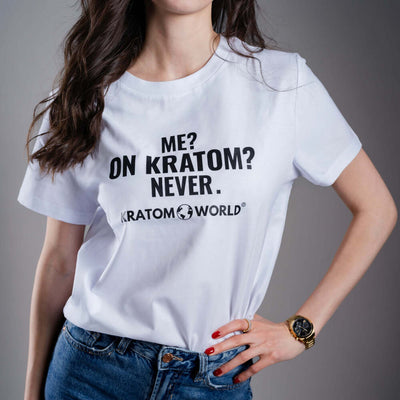 Tricou de damă Kratom World Me On Kratom Never, merch streetwear pentru iubitorii de kratom, detaliu de aproape