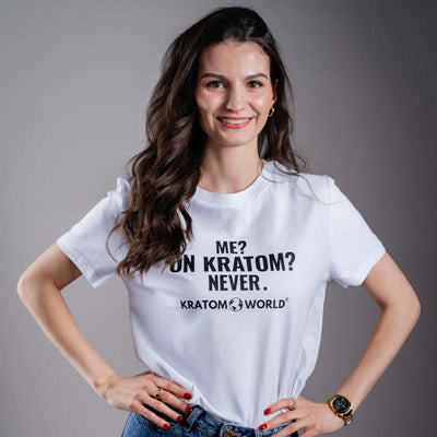 Tricou de damă Kratom World Me On Kratom Never, merch streetwear pentru iubitorii de kratom, detaliu
